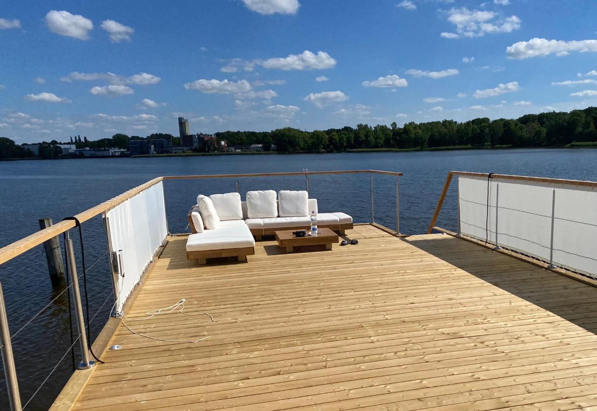 Hausboot Snowbird Mit Grossem Sonnendeck * Lübeck